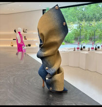 Load image into Gallery viewer, Button me Denim
